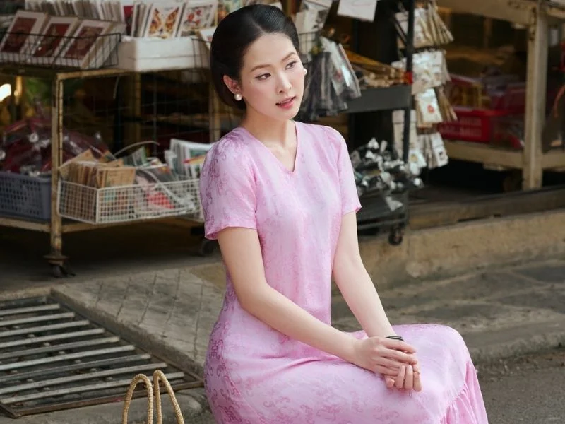 Váy maxi màu hồng phấn giúp tôn nét nữ tính mềm mại, mang lại vẻ ngọt ngào nhưng vẫn thanh tao và trưởng thành