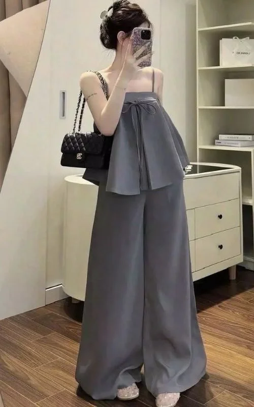 Set quần áo lụa rời giúp người mặc thoải mái vận động, tạo tỷ lệ chân dài hơn và vẫn giữ được vẻ thanh lịch khi nghỉ dưỡng