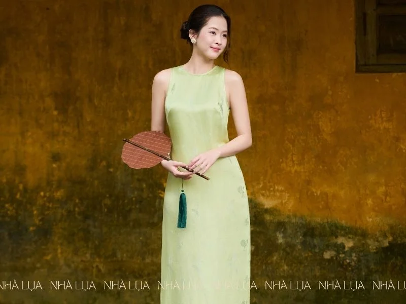 Thiết kế sát nách cổ thuyền tạo vẻ đài các, thanh thoát và giúp người mặc di chuyển linh hoạt hơn