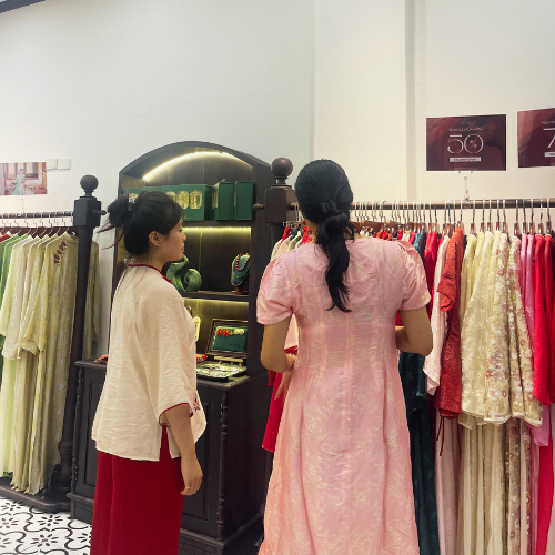 ảnh nhân viên tư vấn khách hàng nhà lụa