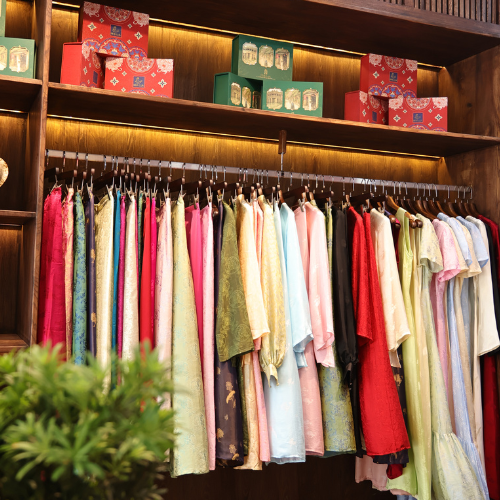 anh trưng bày bộ sưu tập sản phẩm của nhà lụa