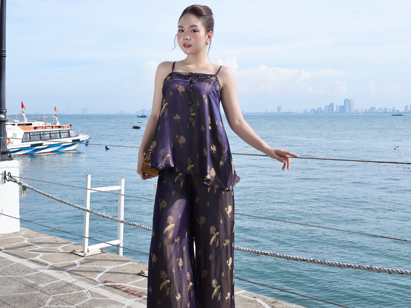Set quần áo lụa cạp cao giúp tạo tỷ lệ chân dài hơn, vừa thoải mái vừa hiện đại cho các hoạt động mùa hè