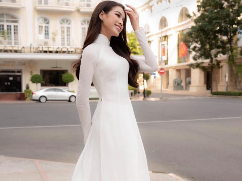 Mộc mạc tinh tế không cầu kỳ, những đường chiết eo sắc sảo cùng đường kim mũi chỉ tỉ mỉ tạo nên vẻ đẹp thanh lịch vượt thời gian, tôn trọn nét mềm mại kiêu hãnh của phái đẹp.