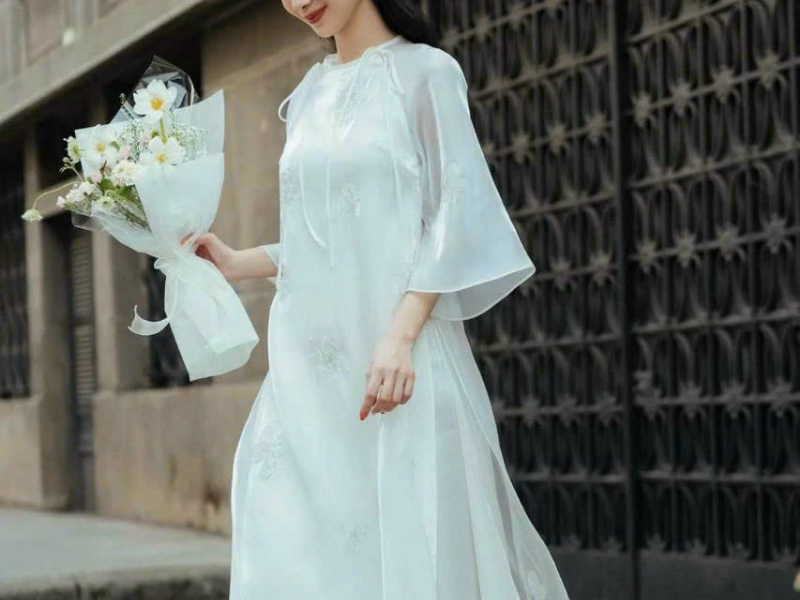 Tay lỡ phồng nhẹ kết hợp thiết kế cách tân năng động tạo nên diện mạo trẻ trung linh hoạt, giúp các cô gái tự tin, nhanh nhẹn sải bước phố đông hay những buổi hẹn hò cuối tuần.