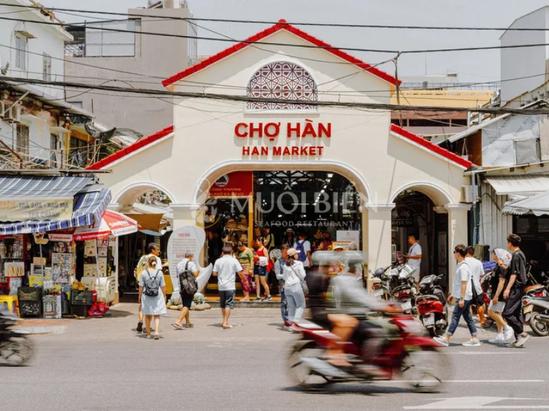 Các khu chợ thường sẽ có nhiều đồ lam và quần áo đi chùa giá rẻ, nhưng chất liệu không đồng đều, phù hợp mua cơ bản hơn là tìm pháp phục lụa cao cấp.