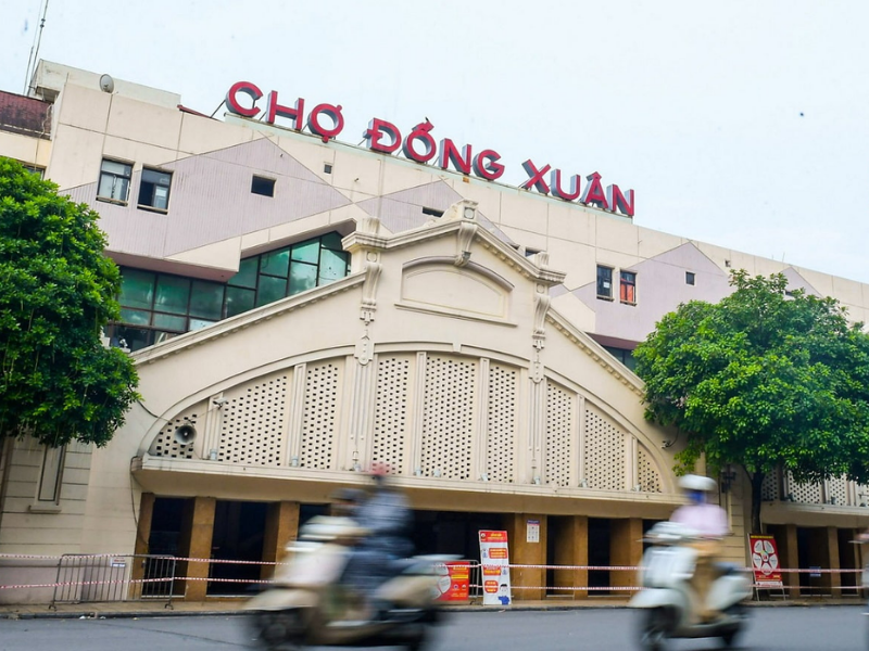 Chợ Đồng Xuân và chợ đêm có nhiều khăn giá rẻ nhưng chủ yếu là polyester hoặc lụa pha, phù hợp che nắng thông thường