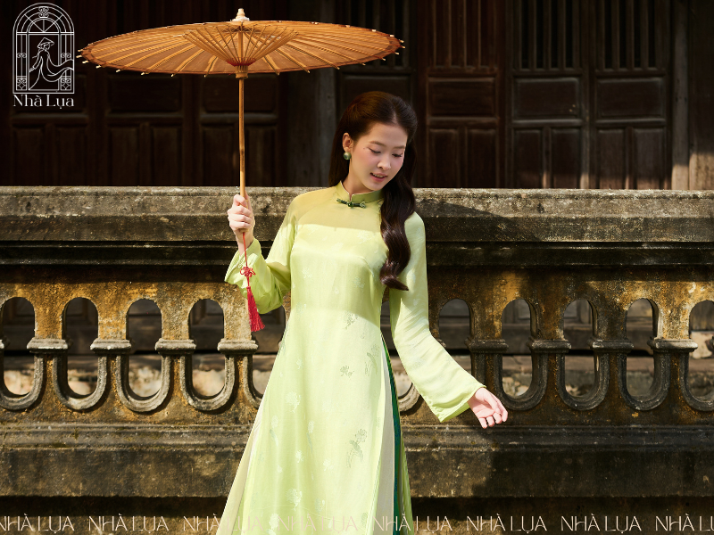 Chọn dáng suông hoặc chiết eo cao, lụa tơ tằm Nha Xá lì mịn thoáng mát, gam màu đằm thắm và họa tiết nhỏ chạy dọc thân để vóc dáng trông thanh thoát, sang trọng hơn