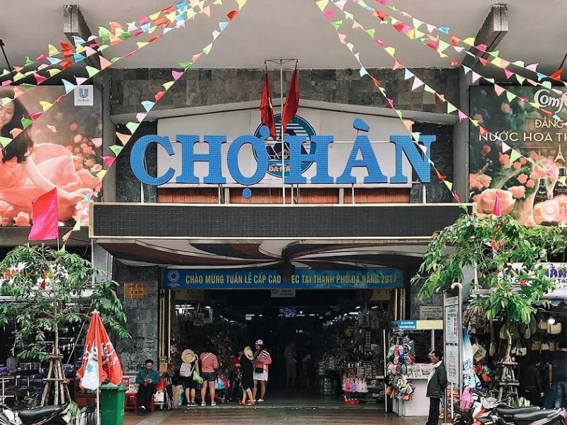Hai chợ biểu tượng này có nhiều khăn giá rẻ nhưng chủ yếu là polyester hoặc lụa pha, phù hợp che nắng tạm thời, chưa dành cho ai tìm tơ tằm thật óng ả mềm mại.