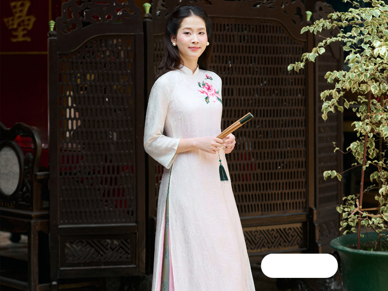 Áo dài trắng cưới ôm vừa vặn, phối ngọc trai và túi cầm tay nhỏ giúp bạn giữ vẻ thanh lịch, rạng rỡ nhưng vẫn tinh tế nhường