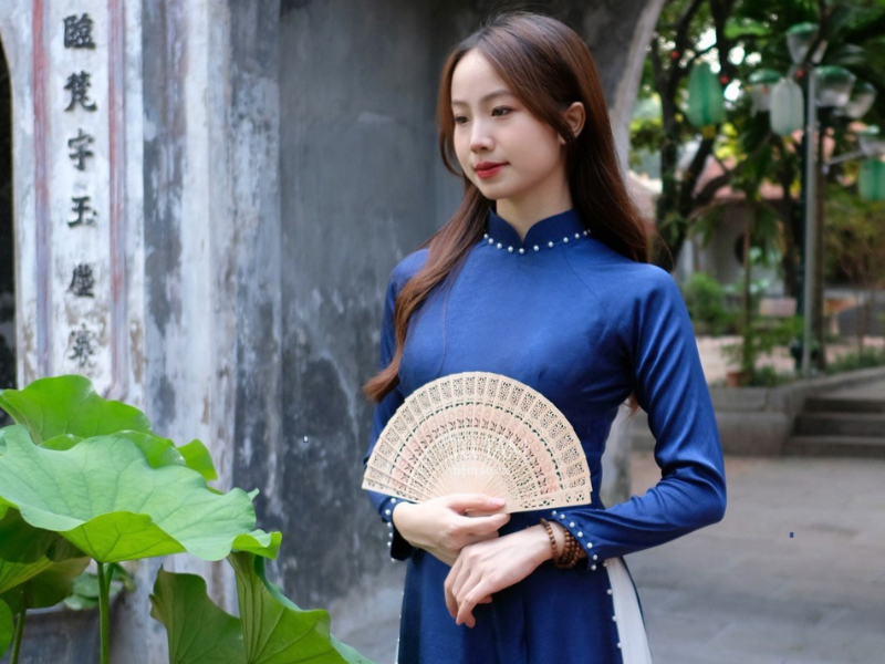 Áo dài xanh navy, quyền quý và kín đáo, là lựa chọn tối ưu cho phụ nữ U30, quý cô công sở hay làm sui gia. Phối quần đen hoặc cùng tông, thêm phụ kiện vàng đồng là sang trọng nhất