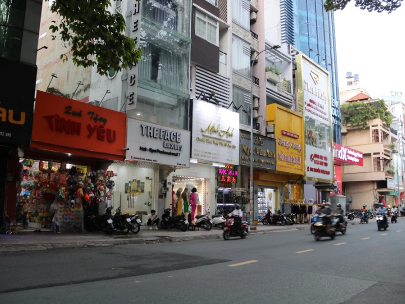 Nhiều shop váy đầm có chất lượng không đều; nhiều nơi bán satin polyester dưới tên "lụa" giá không tương xứng, cần kiểm tra kỹ nguyên liệu trước khi mua.