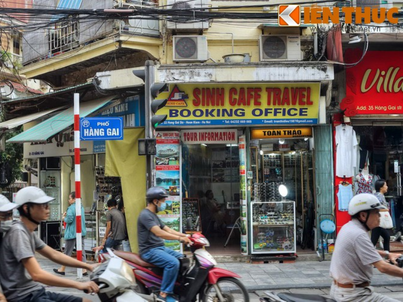 Phố Hàng Gai, Hàng Đào có nhiều cửa hàng khăn lụa bắt mắt, nhưng chất lượng vàng thau lẫn lộn; nhiều nơi gắn mác 100% Silk giá cao cho du khách dù thực chất là lụa pha nilon.