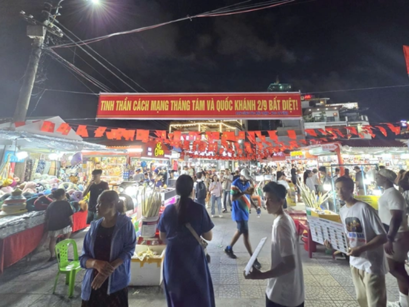 Phố Trần Phú, Bạch Đằng và ven biển Mỹ Khê có nhiều cửa hàng khăn lụa du lịch, nhưng chất lượng vàng thau lẫn lộn; nhiều nơi gắn mác 100% Silk giá cao dù thực chất là lụa pha nilon.