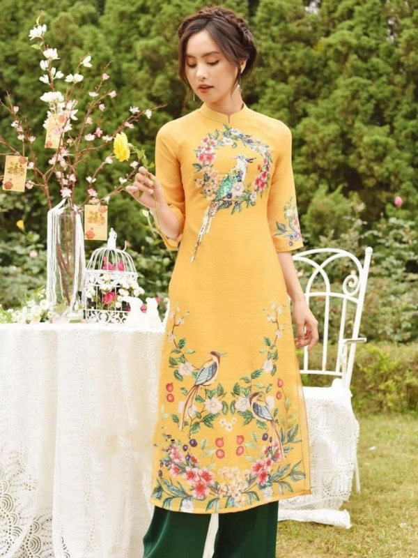 Lụa tơ tằm Nha Xá tự nhiên, mềm mại, thoáng khí, giữ màu sâu chuẩn. Lụa pha pha sợi tổng hợp, kém mềm, màu nhạt và dễ bí bách