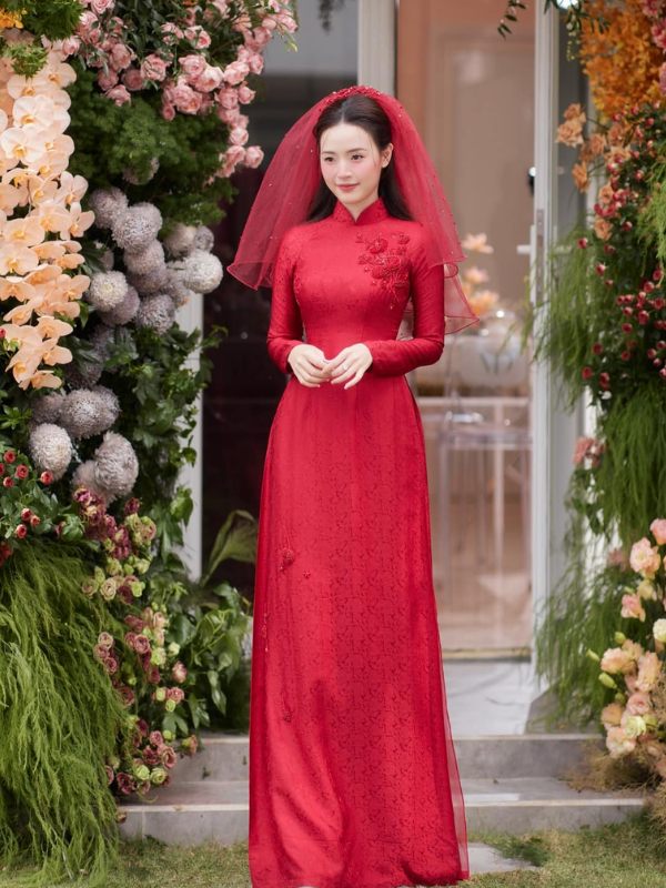 Áo dài cưới đỏ thêu rồng phượng tượng trưng tình yêu và hôn nhân viên mãn, giúp cô dâu tỏa sáng lộng lẫy. Nhà Lụa có nhiều mẫu cao cấp, thêu tỉ mỉ từ lụa tơ tằm mềm mại.