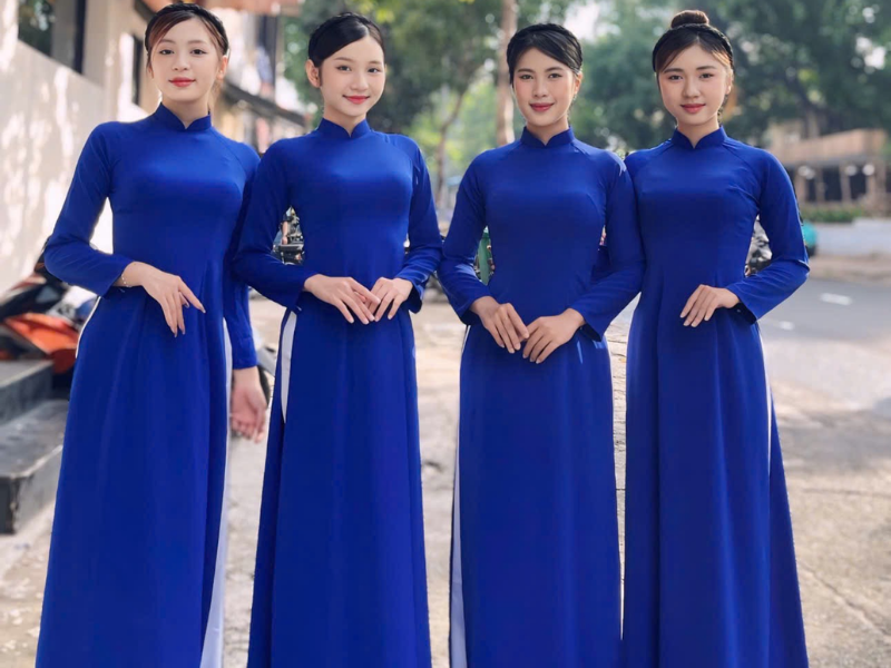 Áo dài xanh coban rực rỡ, đầy cá tính, dành cho cô gái trẻ muốn nổi bật tại tiệc hay lễ hội. Phối quần trắng hoặc đen, phụ kiện tối giản là chuẩn nhất