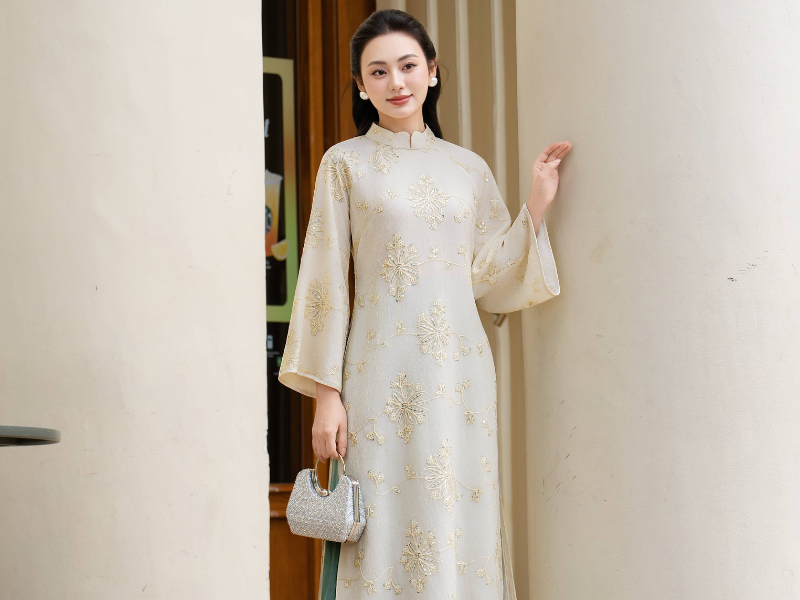 Áo dài cách tân với cổ cao cách điệu, tay lỡ hay chiết eo nhẹ nhàng, gam màu tươi sáng và họa tiết thêu hiện đại, mang lại vẻ trẻ trung, cá tính mà vẫn duyên dáng, thanh lịch