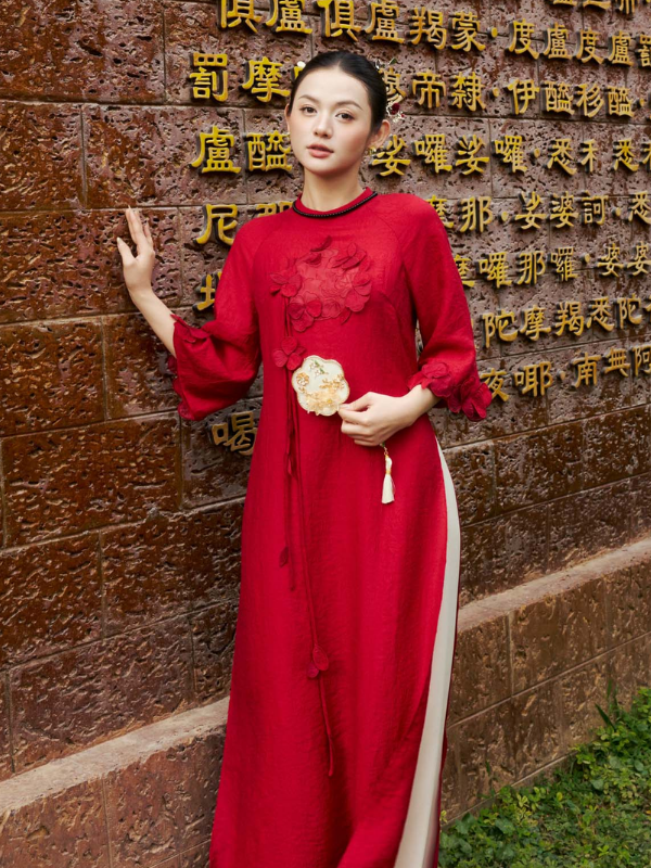 Áo dài đỏ không thể thiếu ngày Tết, mang ý nghĩa an khang thịnh vượng và may mắn. Từ chúc Tết, lễ chùa đến sự kiện xuân, người mặc tỏa sáng giữa không khí mùa xuân.