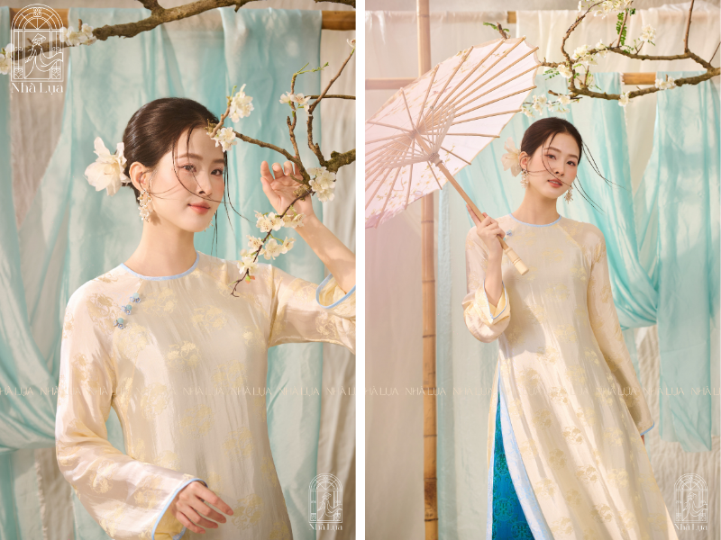 Áo dài vàng bắt sáng tốt, lý tưởng cho du lịch và chụp ảnh. Sắc vàng cùng hoa sen hồng trắng tạo bức tranh hài hòa, thu hút mọi ánh nhìn.