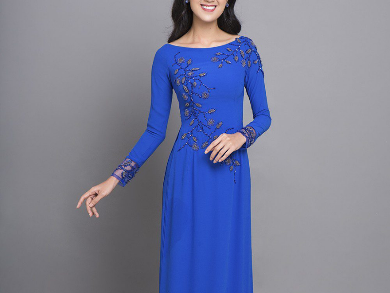 Cổ thuyền mang vẻ dịu dàng, nữ tính, thanh mảnh phần vai; cổ chữ V kéo dài cổ, thon gọn vóc dáng, cả hai đều giúp ăn gian chiều cao hiệu quả