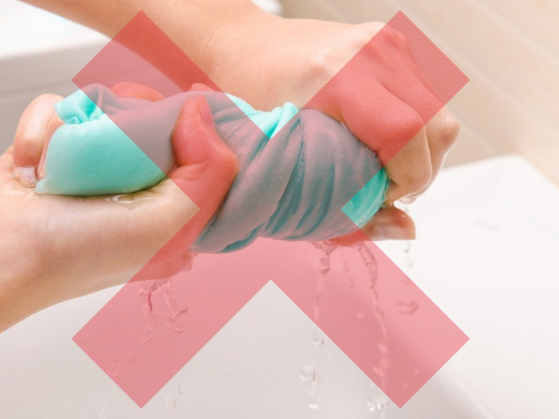 Không vắt xoắn, bóp nhẹ thấm khăn bông rồi phơi bóng râm thoáng mát, tránh nắng trực tiếp làm màu xỉn