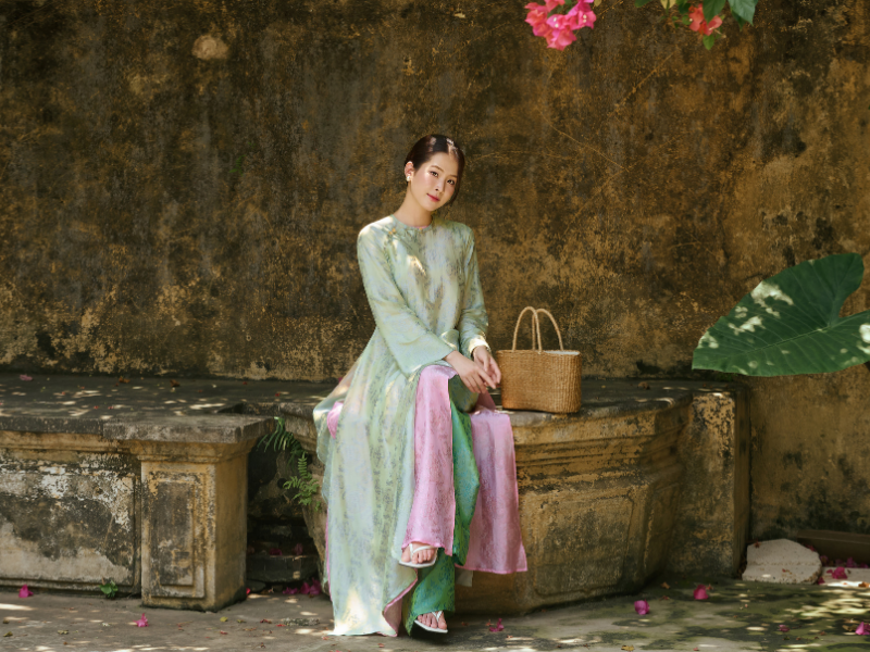 Lựa chọn cổ áo dài phù hợp sẽ giúp tổng thể trông thanh thoát, tôn dáng và che khéo khuyết điểm. Dưới đây là bí quyết từ Nhà Lụa để bạn chọn được kiểu cổ ưng ý nhất