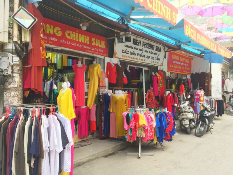 Làng lụa Vạn Phúc (Hà Đông) cách trung tâm 10km, thú vị về văn hóa nhưng lụa pha trà trộn nhiều; nên trang bị kiến thức nhận