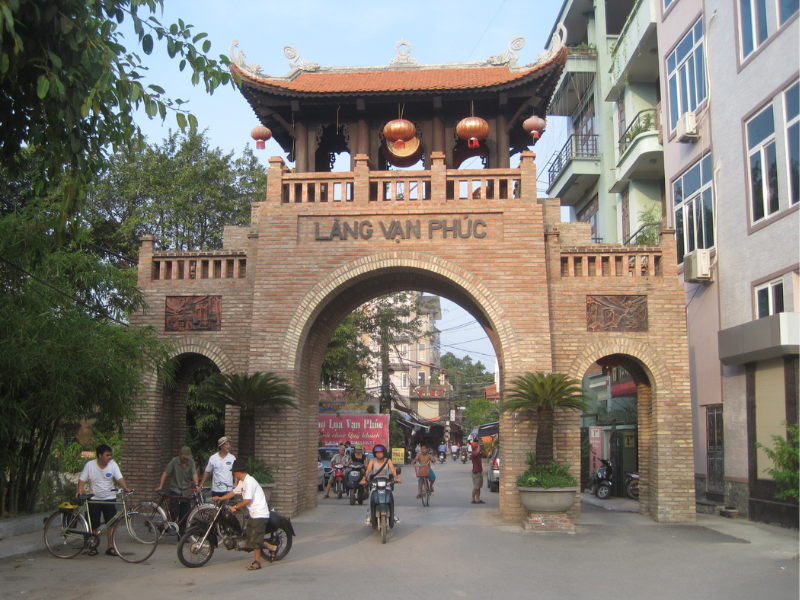 Làng lụa Vạn Phúc là điểm văn hóa đáng ghé khi ở Hà Nội, nhưng chất lượng và giá cả không đồng đều; nên kiểm tra kỹ lụa thật