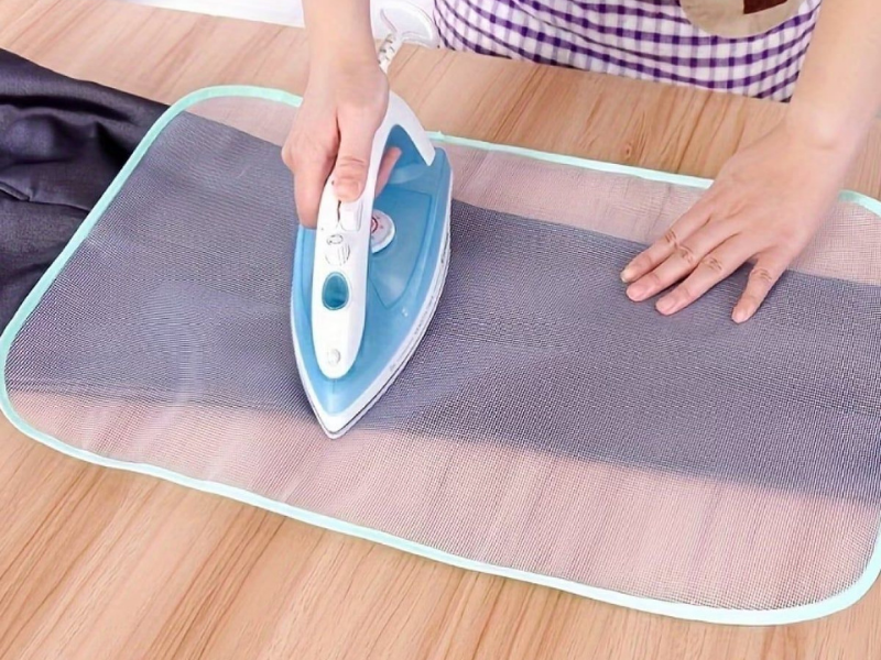 Ủi khi áo còn hơi ẩm hoặc phun sương nhẹ trước khi ủi, dùng chế độ Silk nhiệt độ thấp, ủi mặt trái, di chuyển đều tay, đặt lớp vải mỏng lên các chi tiết thêu trước khi ủi