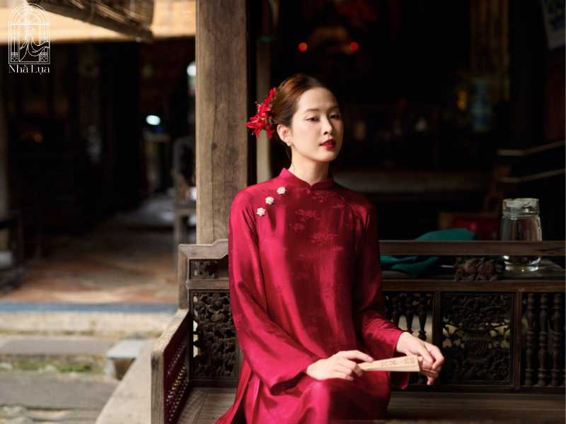 Dòng áo dài lụa tơ tằm Nha Xá dệt thủ công, phom suông hiện đại hoặc truyền thống ôm dáng vừa phải, đa dạng màu sắc, phù hợp nhiều dịp từ đi làm, dạo phố đến bưng quả đám