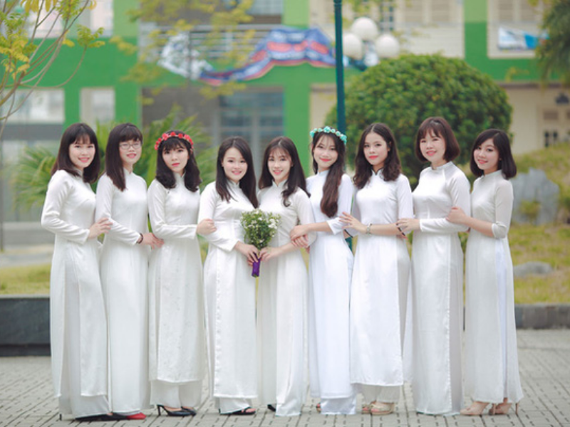 Thuê áo dài chụp sẽ giúp bạn linh hoạt thay đổi nhiều phong cách, tiết kiệm chi phí và không cần bận tâm đến việc giặt giũ, b