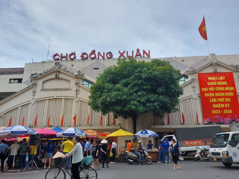 Chợ Đồng Xuân và Hàng Đào có nhiều áo dài giá rẻ nhưng chủ yếu là lụa pha, chiffon; phù hợp chụp ảnh ngân sách nhỏ