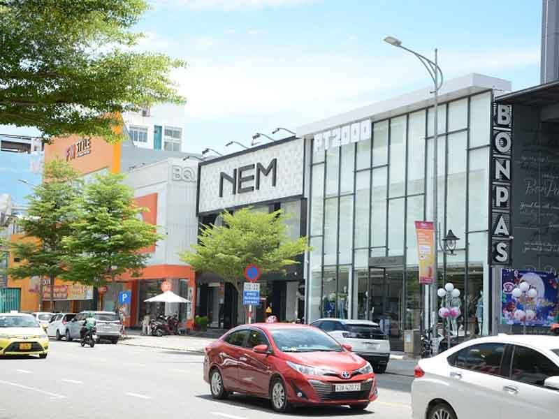 Dọc các đường này ở ĐN, có nhiều tiệm áo dài đẹp, nhưng chất lượng vàng thau lẫn lộn: lụa phi bóng, satin gắn mác cao cấp, giá cao hơn giá trị thật.