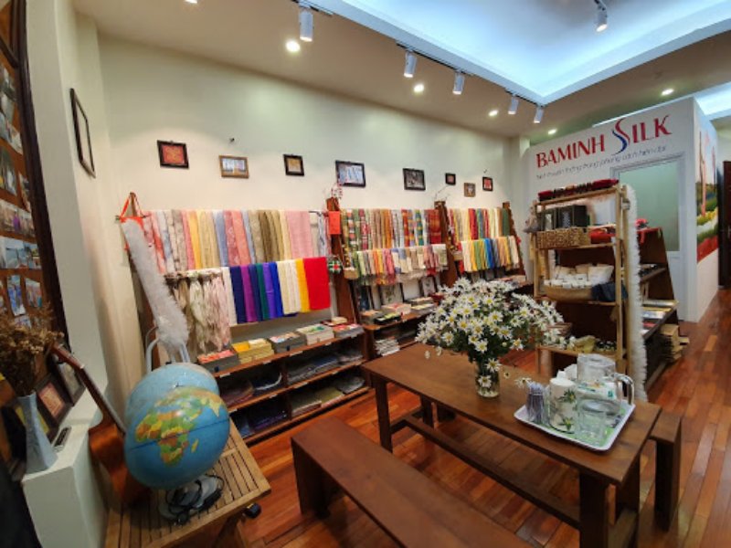 Dù số lượng ít, các showroom lụa cao cấp lại là lựa chọn an tâm nhất minh bạch về tơ tằm, kỹ thuật may thủ công tinh tế, phù hợp cho ai cần áo dài sang trọng, tôn dáng và mát lịm trên da.
