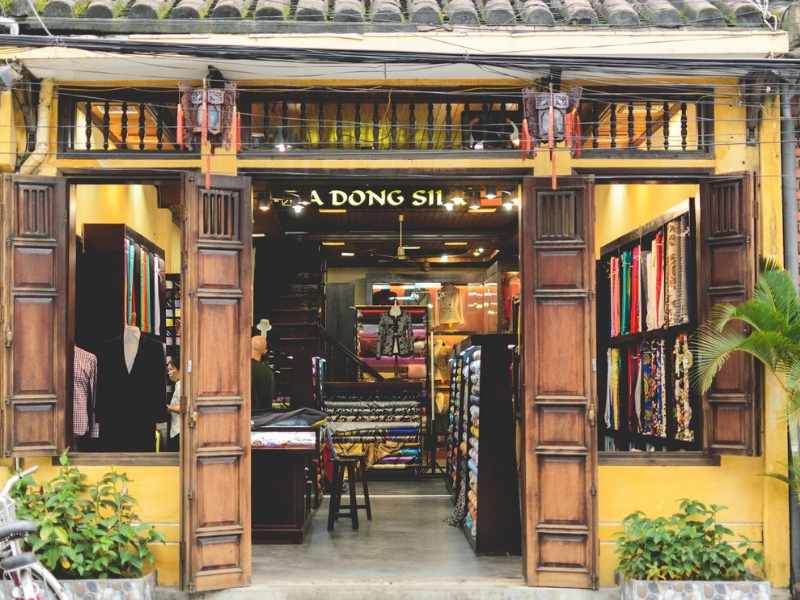 Hội An có nhiều cửa hàng may đo và bán lụa truyền thống, song chất lượng không đồng đều; cần kiểm tra kỹ lụa thật và so sánh giá