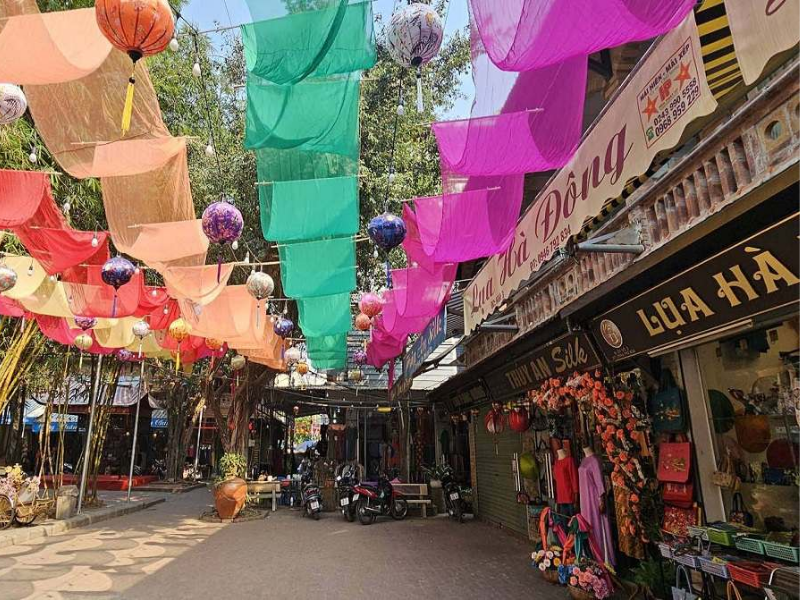 Làng lụa Vạn Phúc (Hà Đông) cách trung tâm 10km, thú vị nhưng thị trường đa dạng và giá hơi hướng du lịch; nên trang bị kiến thức
