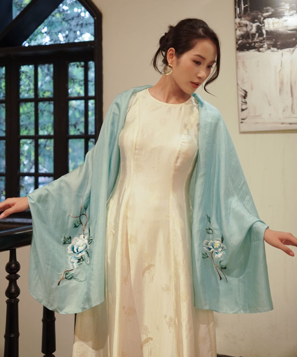 Khăn Lụa Tơ Tằm Thêu Tay Hoa Mẫu Đơn Màu Xanh Dương Nhạt – Quà Tặng Khăn Lụa | NHÀ LỤA