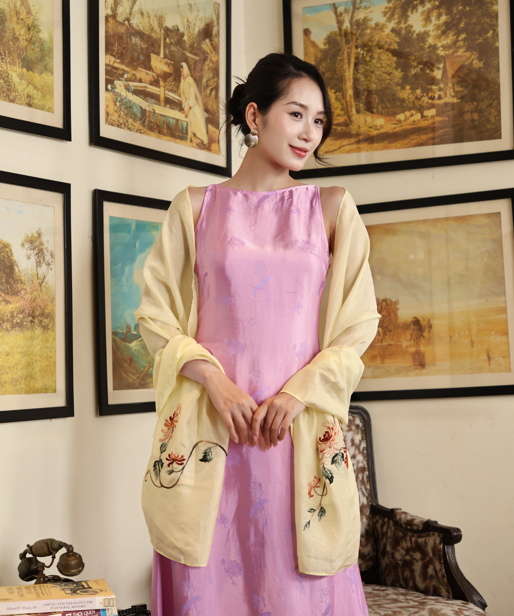 Khăn Lụa Tơ Tằm Thêu Tay Hoa Cúc Đại Đóa Màu Vàng Gà Con – Quà Tặng Khăn Lụa | NHÀ LỤA