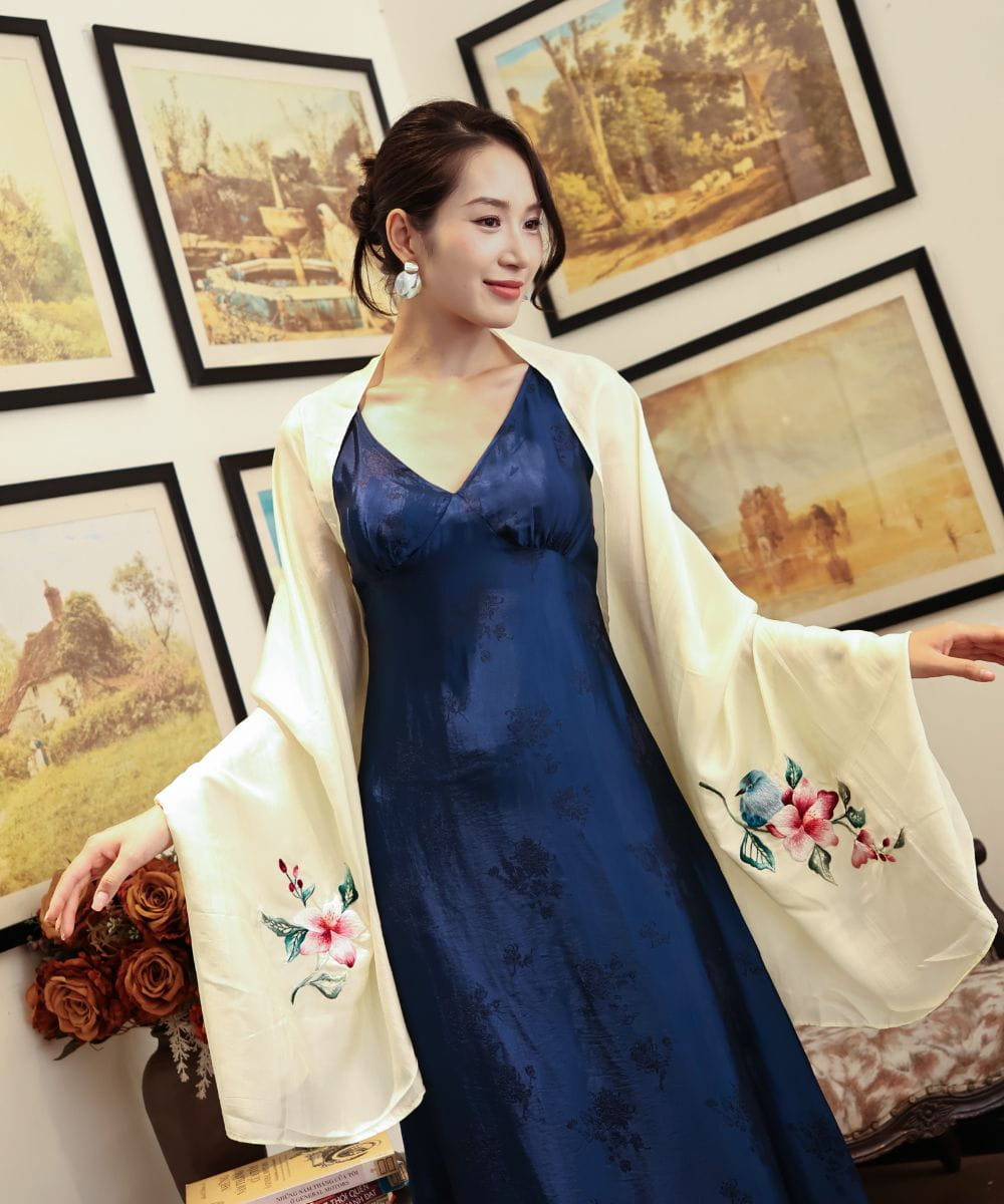 Khăn Lụa Tơ Tằm Thêu Tay Hoa Dâm Bụt Màu Vàng Nhạt – Quà Tặng Khăn Lụa | NHÀ LỤA