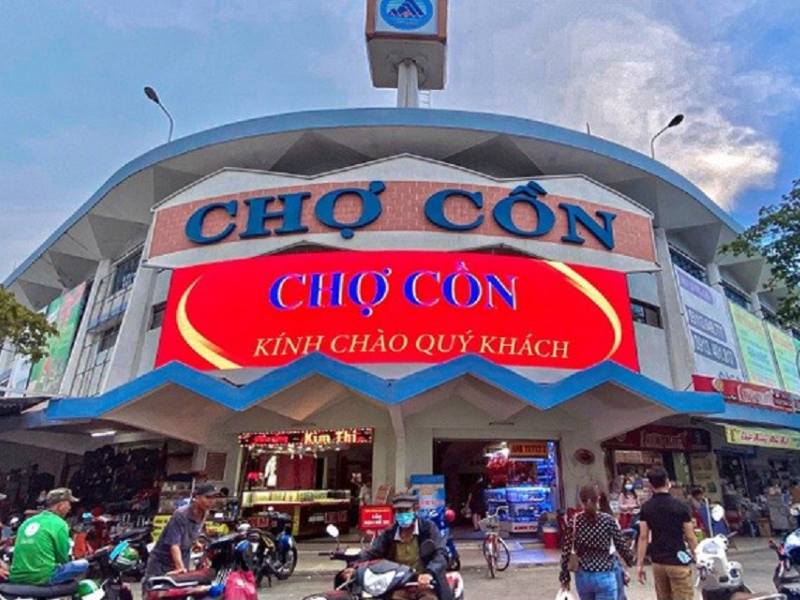 Chợ Cồn hay các chợ lớn tại đại phương thường sẽ có các sản phẩm áo dài lụa, nhưng chưa chắc đảm bảo lụa thật, cần kiểm tra để an toàn hơn khi mua hàng