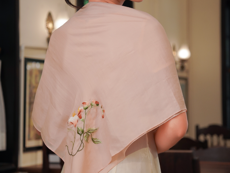 Phụ kiện tối giản, khăn lụa tơ tằm Nha Xá quàng cổ, túi nhỏ gọn, giày bệt, tránh trang sức lấp lánh để giữ tinh thần mặc gì ngày Vu Lan trang nghiêm mà duyên dáng