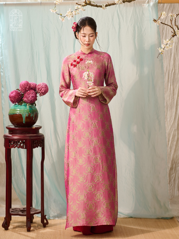 Duyên dáng tà áo dài phối cùng 1 nhành hoa nhỏ
