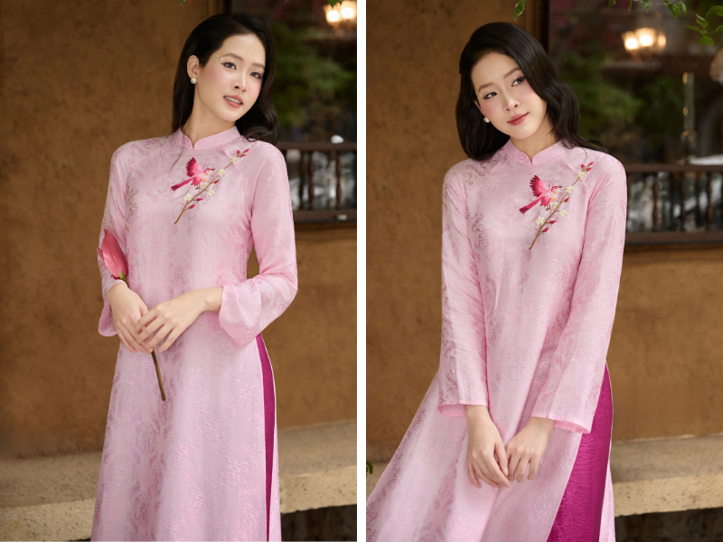 Áo dài cưới thêu hoa sen, chim phượng quanh cổ và tà áo, kết hợp sắc hồng cùng lụa tơ tằm, tạo vẻ trẻ trung, dịu dàng, thanh lịch cho cô dâu ngày cưới