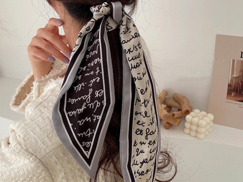 Dùng khăn lụa cột hờ đuôi tóc, tết đan xen hoặc làm turban cá tính thay chun buộc. Cách này vừa bảo vệ tóc vừa mang lại vẻ đẹp thơ mộng và đầy nữ tính