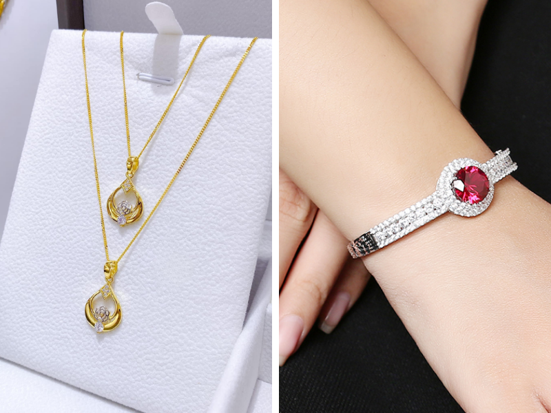 Phụ kiện áo dài tông ấm như đỏ mận, cam, vàng hợp với trang sức vàng hoặc ngọc trai ngà. Tông lạnh như xanh, tím thì chọn bạc đính đá để gương mặt thêm rạng rỡ