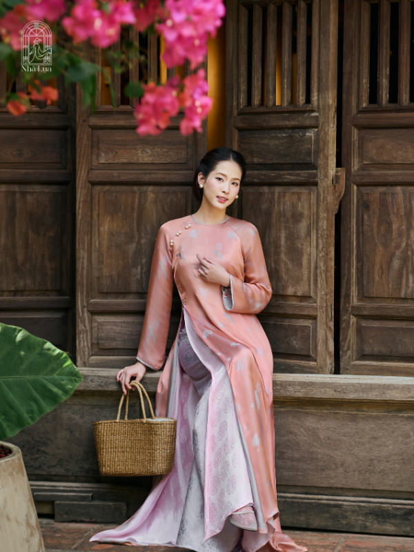 Che khuyết điểm hoàn hảo và bồng bềnh trong từng bước đi cùng thiết kế áo dài 4 tà
