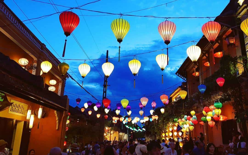 Phố cổ Hội An với ngói âm dương rêu phong là phông nền lý tưởng cho tà áo dài lụa. Sự mộc mạc của tơ tằm hòa cùng nét hoài cổ tạo nên vẻ đẹp thanh tao, đài các